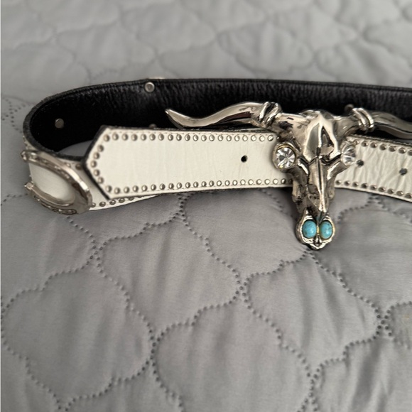 Accessories - Silver and White Belt with Bull Skull Buckle